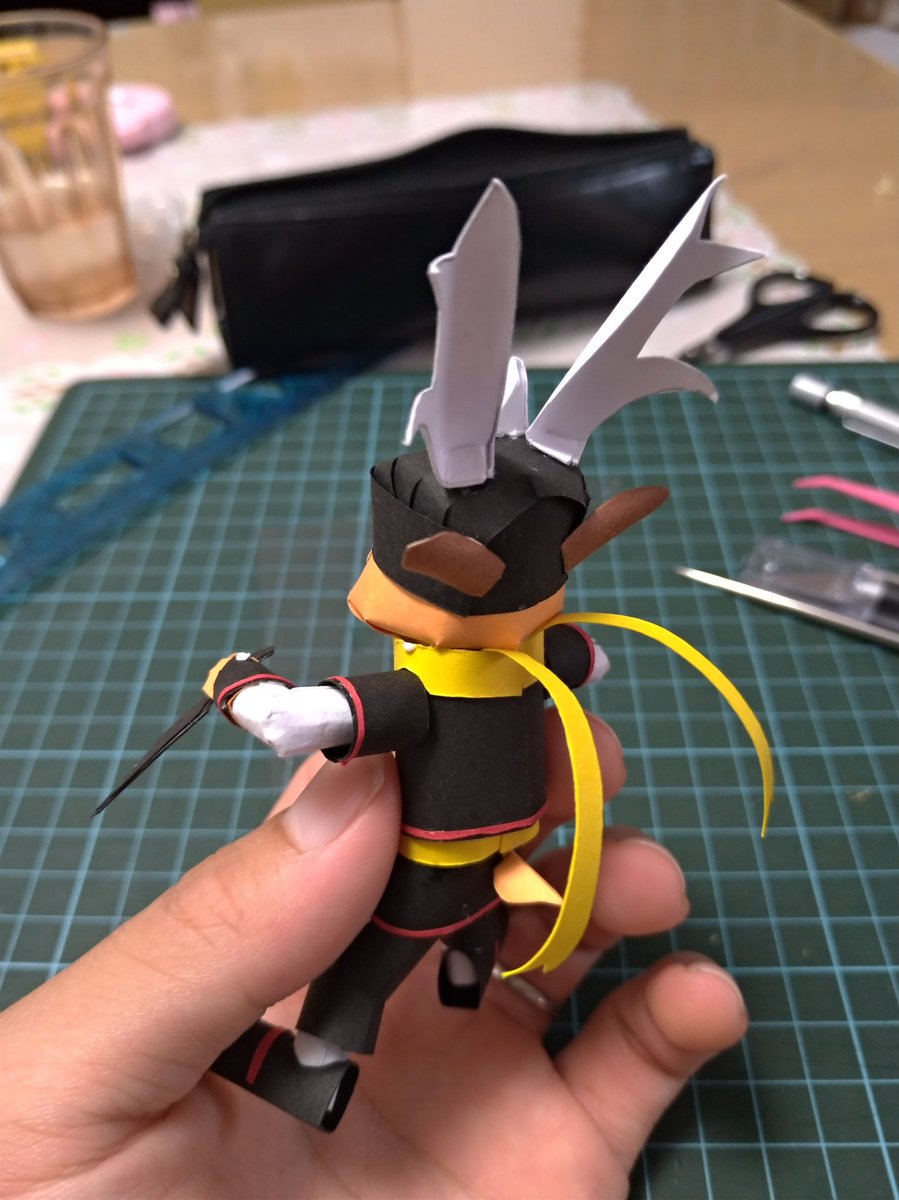 shell3_1021's tweet photo. 制作期間二日でしぇるさん愛用のツノマツ作った(◍ ´꒳` ◍)
顔が一番難しくて時間掛かった割にあまり忠実に再現出来なかった…_:(´ཀ`」 ∠):
額当ては銀色折り紙の裏側から押しつけて模様を描くことで再現した！😍
知らない人のために、一応ゲーム画面乗せときます！
#ウィムウォー
#ウィムキャラ https://t.co/LbKsJItEAw