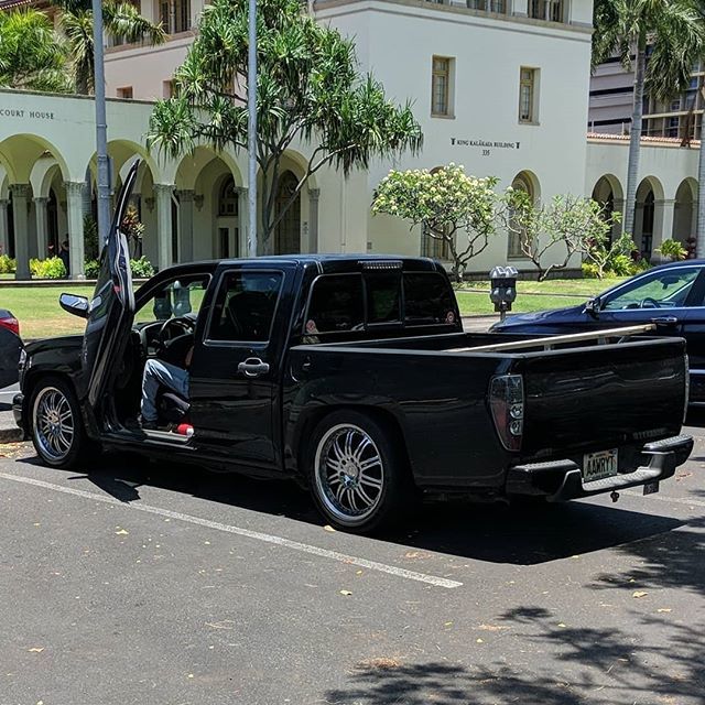 RoboFarnsworth's tweet photo. #chevycolorado #customchevy #lowrider #trucklife #hawaiitrucks #scissordoors https://t.co/TAOf3GKV1r https://t.co/4ZYQfhWsTG