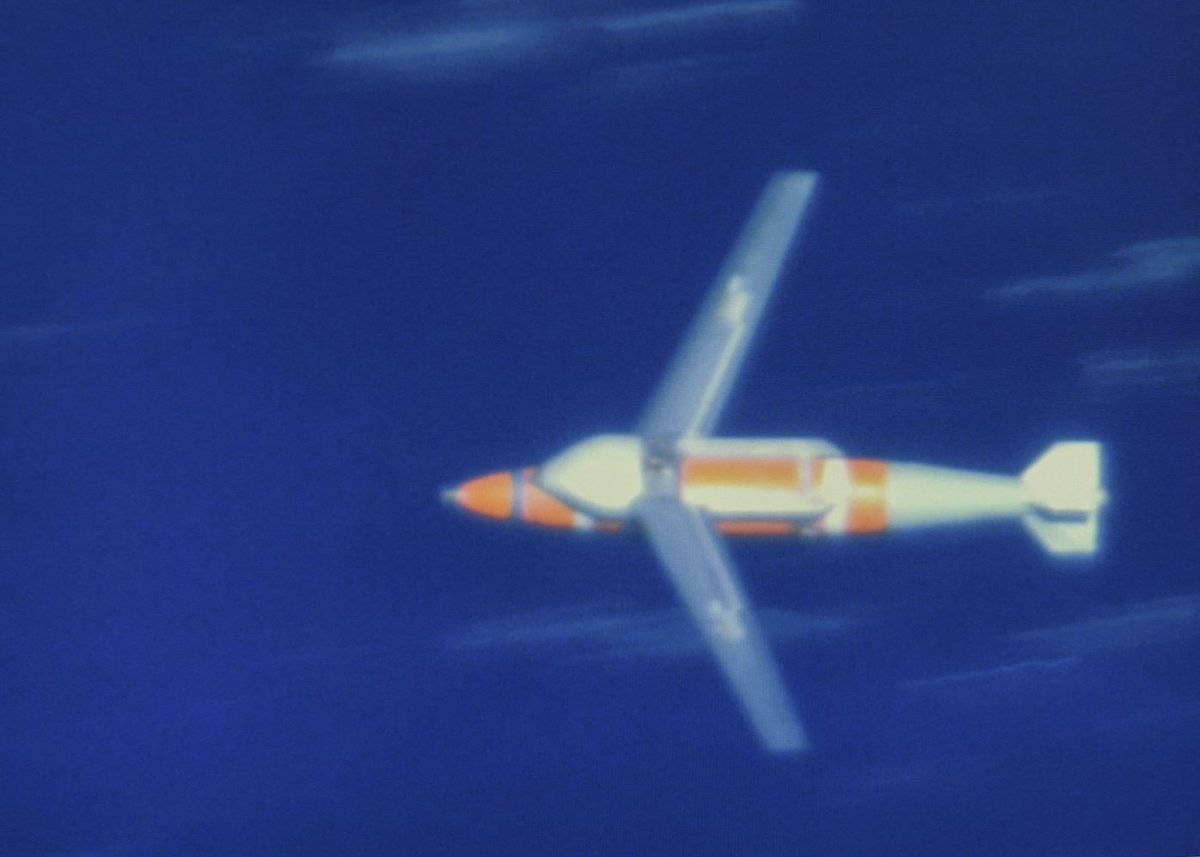 CavasShips's tweet image. An operational demonstration of the new #Quickstrike-ER air-dropped #naval #mine was carried out on the Pacific Missile Range Facility #PMRF 30 May by a B-52H bomber. Essentially a #JDAM kit is fitted to the mine which can be dropped from high altitude. dvidshub.net/news/324699/us…