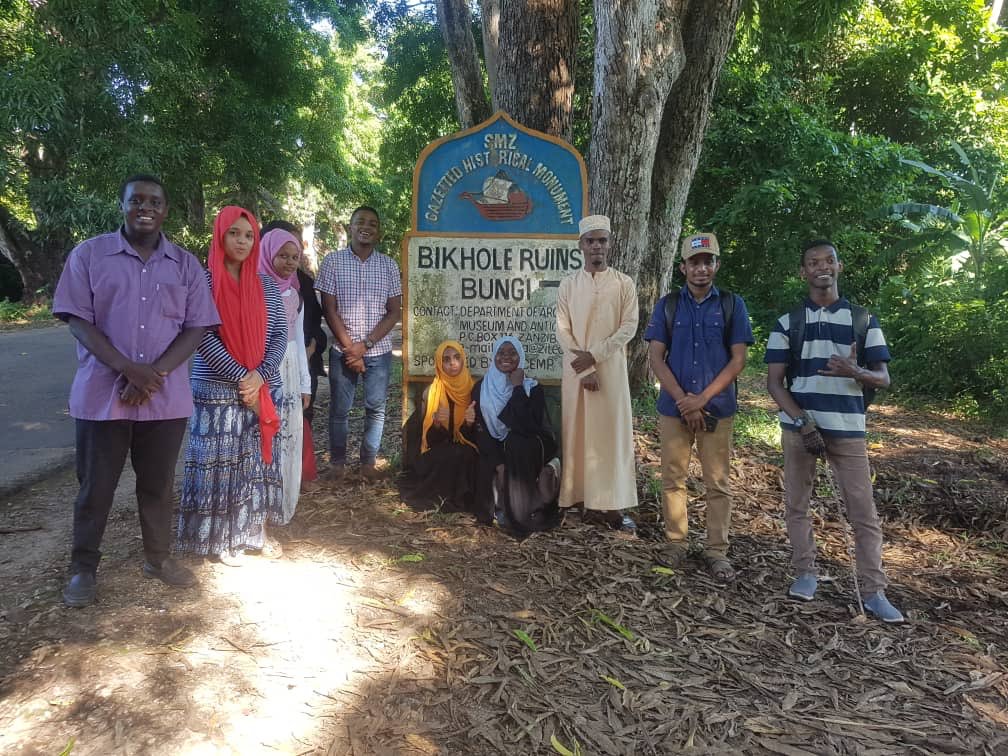 sumayya_mohd's tweet photo. Wanafunzi wa SOS Hermann Gmeiner (SOS yuna club &amp; Michael johnson young leaders) wakishirikiana kutembelea kijiji cha Bungi michungwani &amp; Bungi kwa bihole....kwa ajili ya kutoa msaada wa Nguo,tende,juzuu,mabuku na penseli. #charity #kutoanimoyo #dowhatmakesyouhappy #peacefulmind https://t.co/ekVXmyxOGC