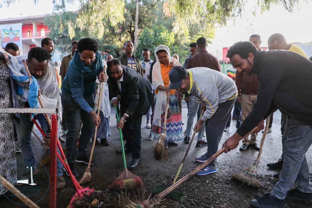 PMEthiopia's tweet image. PM Abiy Ahmed together with Ethiopian Orthodox Sunday school students cleaned the area around stadium in preparation for Eid al-Fitr. As Muslim brothers &amp;amp; sisters celebrate the end of the holy month of Ramadan, fellow Christians are showing their solidarity through cleaning.