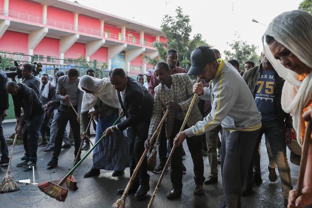 PMEthiopia's tweet image. PM Abiy Ahmed together with Ethiopian Orthodox Sunday school students cleaned the area around stadium in preparation for Eid al-Fitr. As Muslim brothers &amp;amp; sisters celebrate the end of the holy month of Ramadan, fellow Christians are showing their solidarity through cleaning.