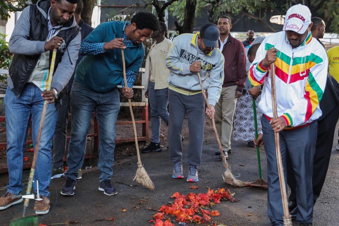 PMEthiopia's tweet image. PM Abiy Ahmed together with Ethiopian Orthodox Sunday school students cleaned the area around stadium in preparation for Eid al-Fitr. As Muslim brothers &amp;amp; sisters celebrate the end of the holy month of Ramadan, fellow Christians are showing their solidarity through cleaning.