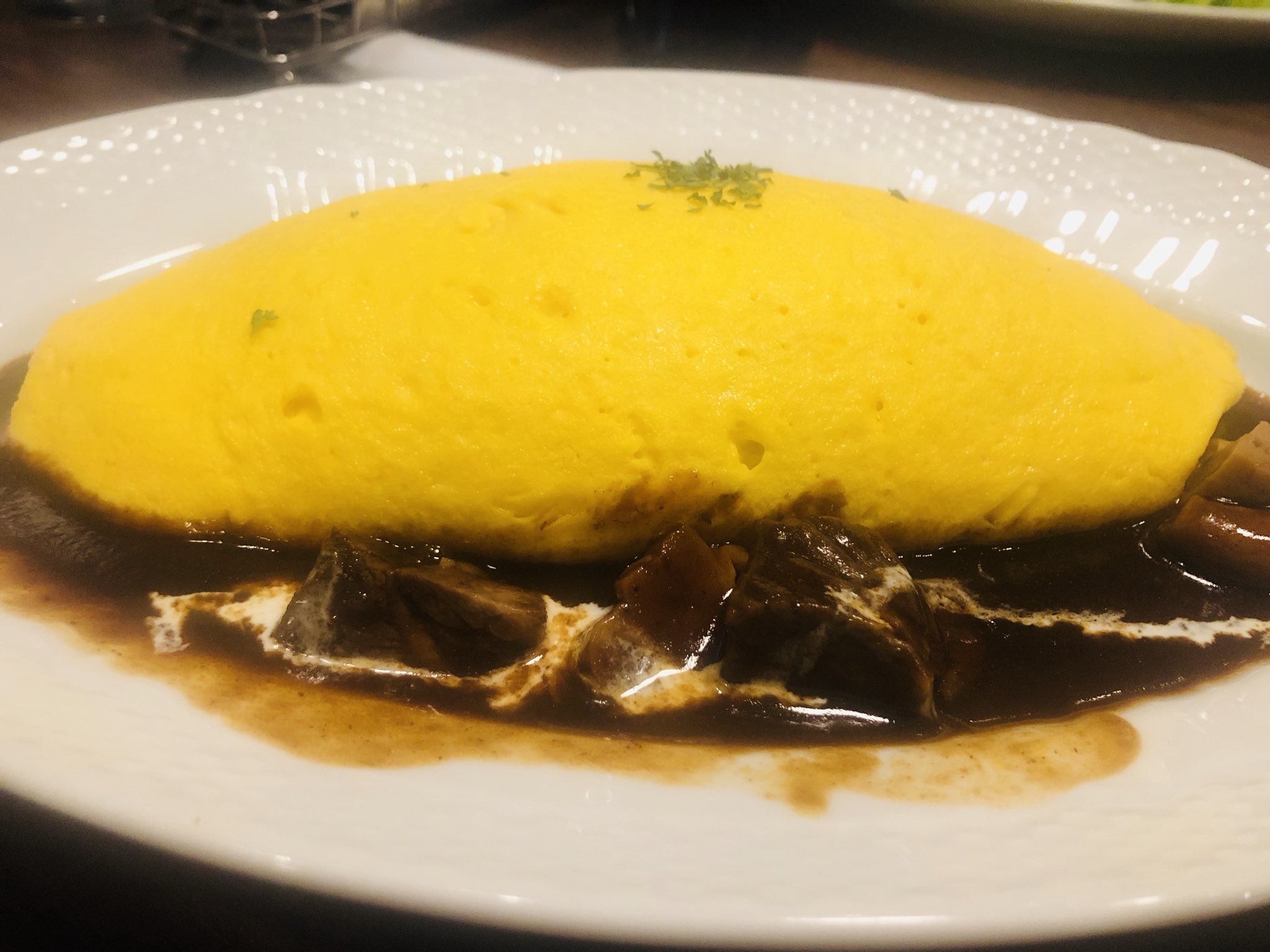 早稲田オムライス研究会 サロンウフエモア のスフレオムライス 食べる楽しみとして 感覚 があるのなら このスフレオムライスは しゅわ ふわふわ おいしさ 楽しいオムライスになってます こんなソファーがあるなら ぜひ