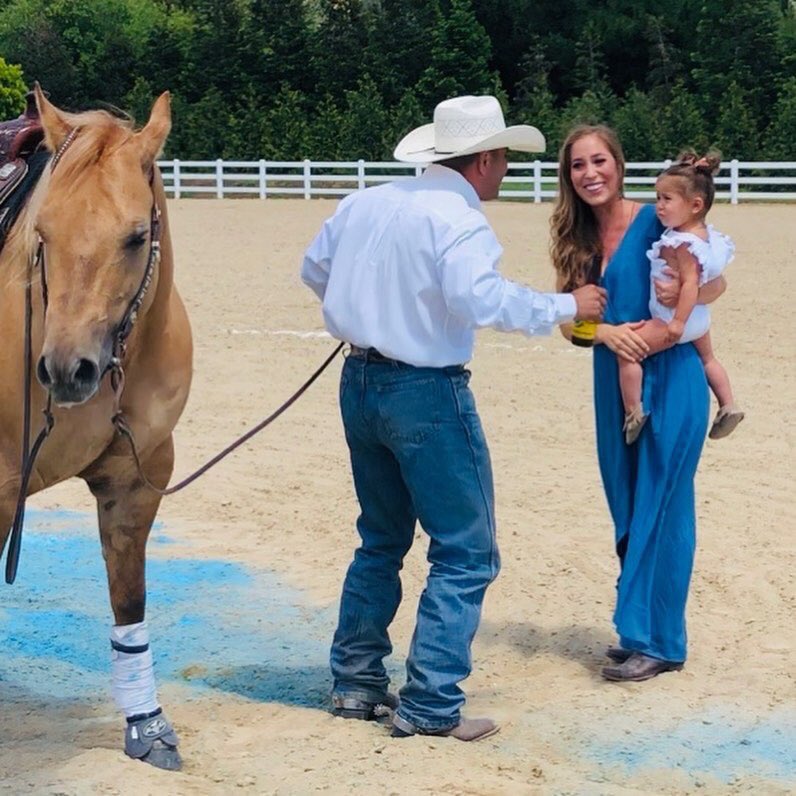 WP_Problem's tweet image. Best gender reveal of all time goes to Chuy &amp;amp; Abby Chavez. Love this adorable family!