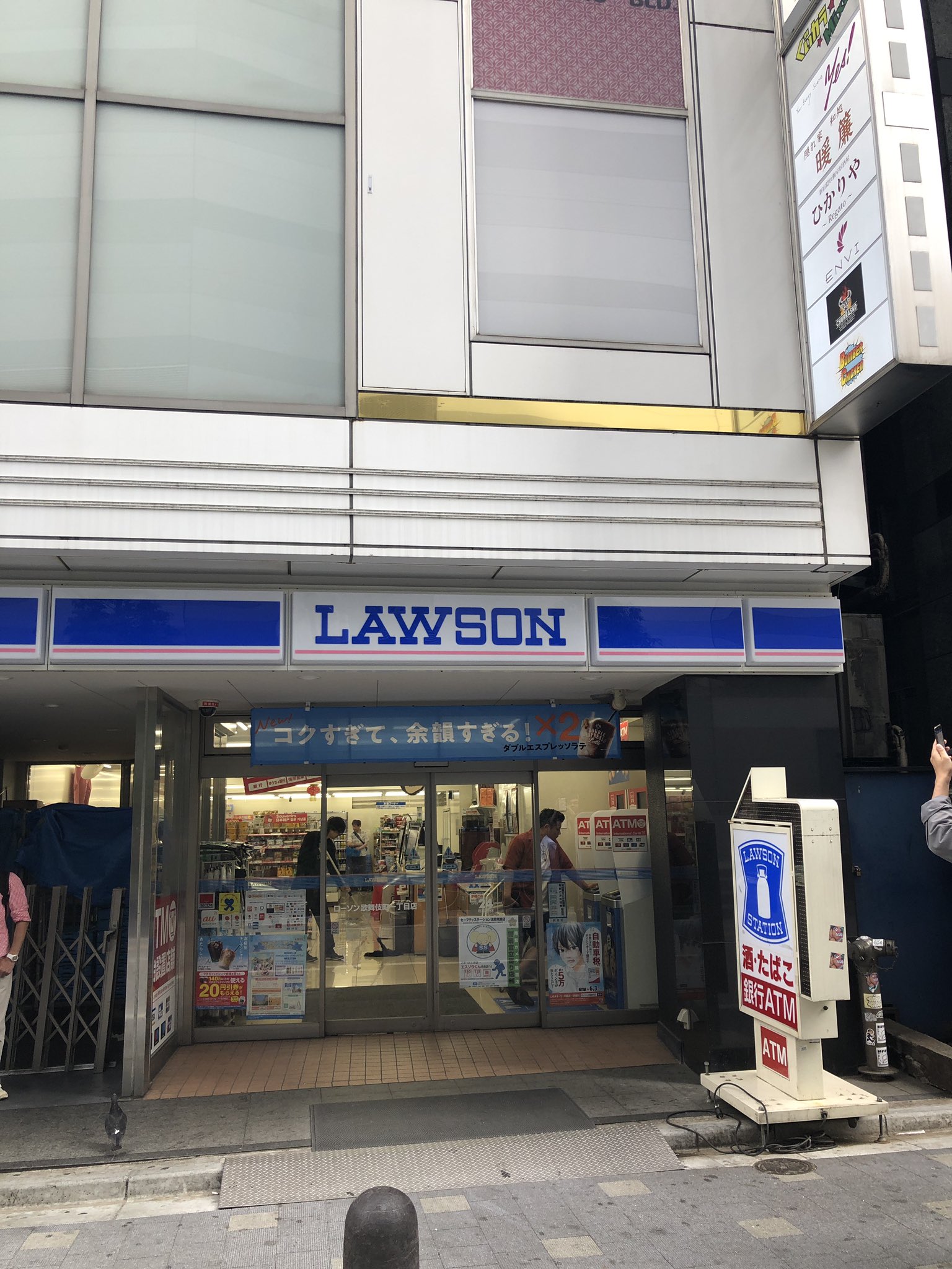 オジ旅 ナンバー12は歌舞伎町１丁目店 東宝ビルの麓にある 立地グッドなお店ですよー 旅するからあげクンスマホスタンプラリー オジ旅pr ローソン T Co Kca42jtktk Twitter