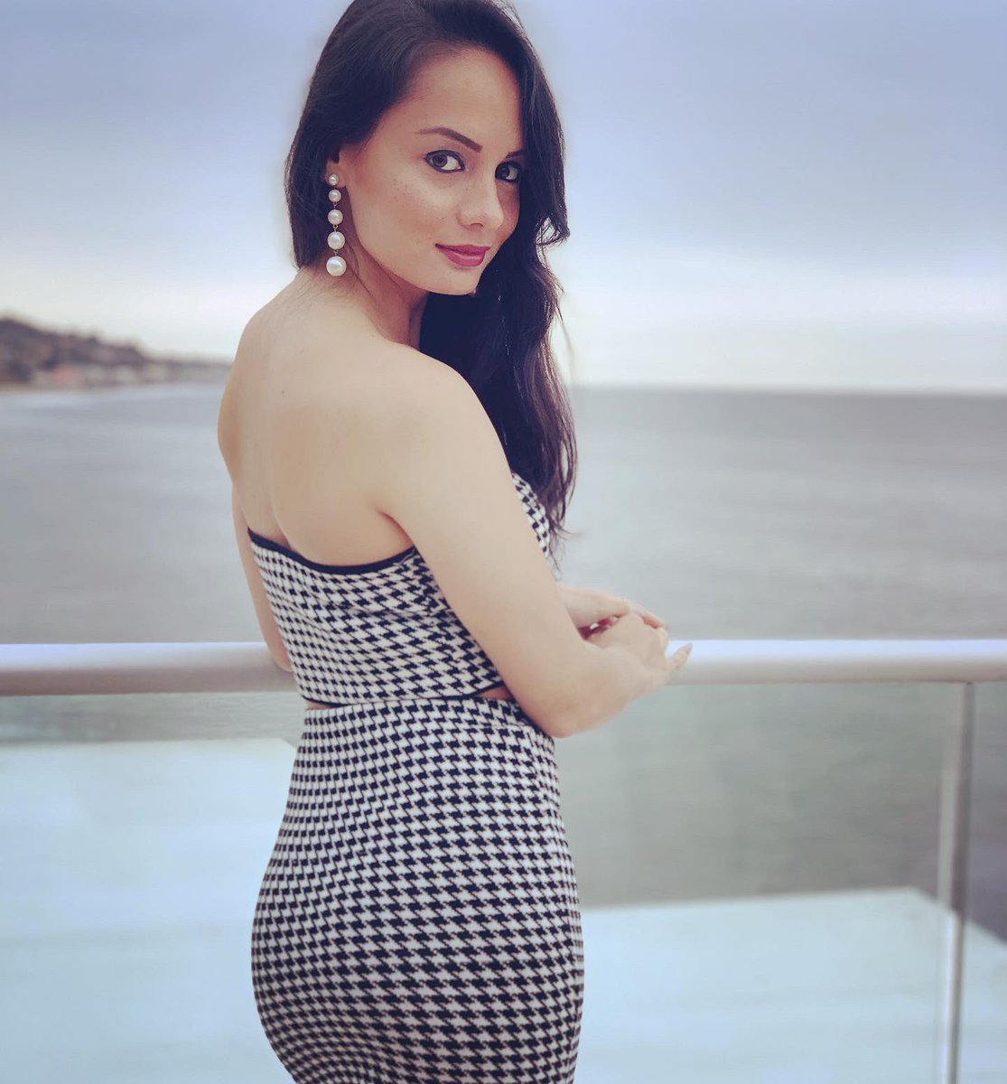 alexisjoyvipacc's tweet photo. gorgeous Malibu view and an outstanding time celebrating @shiseidoUSA’s launch of the new ColorGel LipBalm and #Waso last night✨💕💄 #BeautyReimagined #VisibleFeelsInvisible (lashes: @theblinkbar) https://t.co/FujqRPma6P