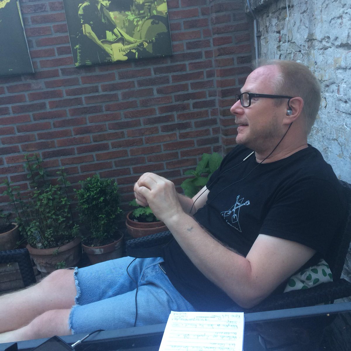 Nog 2 weken! Voor de organisatie betekent dat nog ff doorschakelen. Zo blikt voorzitter <a href="/theoviset/">Theo Viset</a>  deze zondagavond, tussen de #BBQ door, alvast nog even  vooruit met radio @omroepWeeff.

#hsf19 #sameniszoveelleuker #hoorn