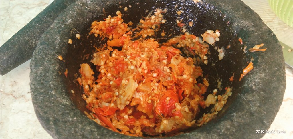 Bambangelf's tweet photo. Supaya tidak ada bahan masakan yang terbuang krn busuk,
maka Gorenglah semua Cabe dn Bawang Putih di Kulkas,
trus di deplok,
trus dimasukkan wadah..
Kalo mau makan ga perlu pusing bikin sambel lagi..
#TipsLebaran krn ART, Sopir udh pada pulang ๐๐ https://t.co/dPvJ5gbeZK