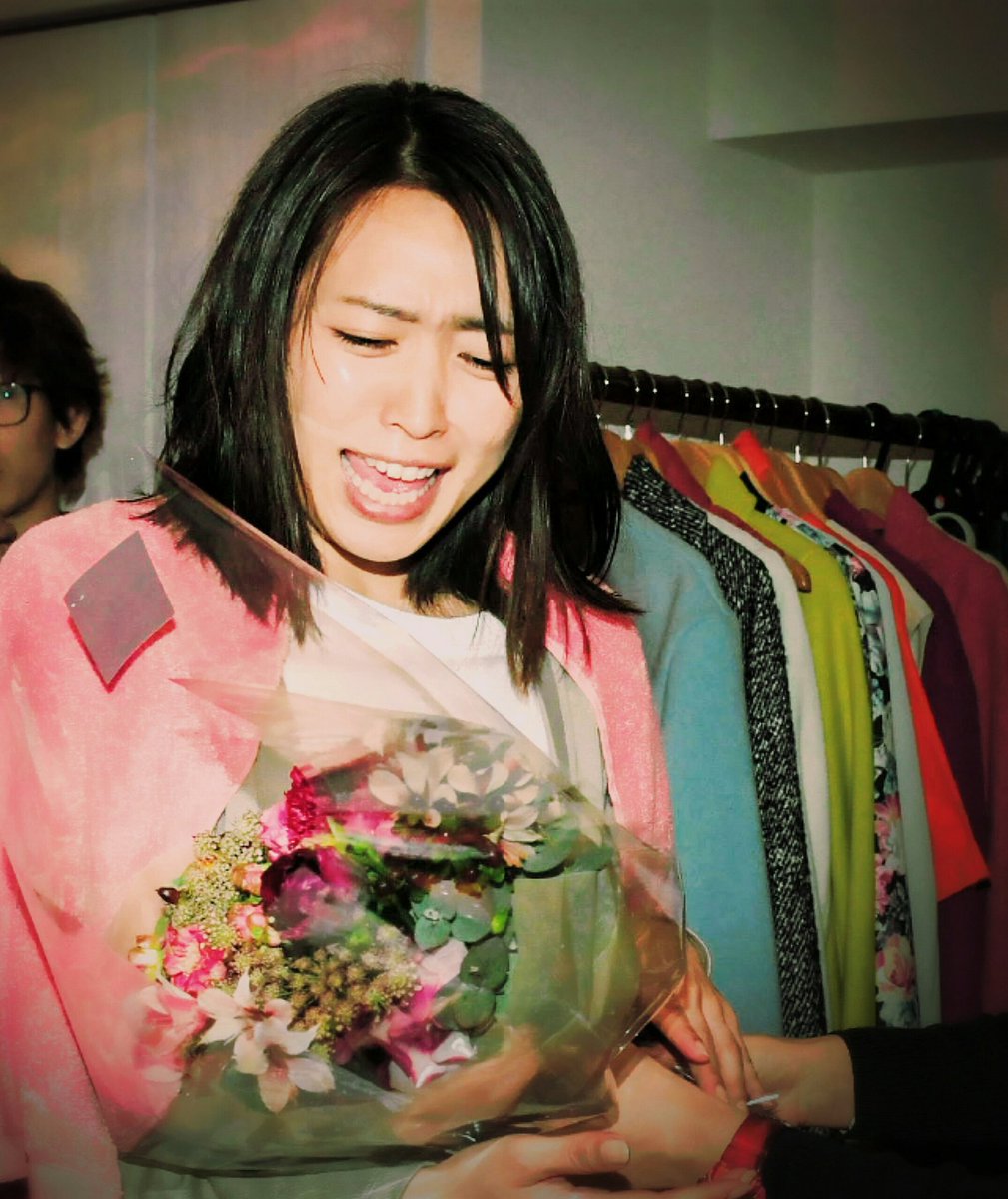 待ってました！
ご結婚おめでとうございます、の花束です。（ウソです。ホントは｢美人が婚活してみたら｣クランクアップの花束です。）

お幸せに！