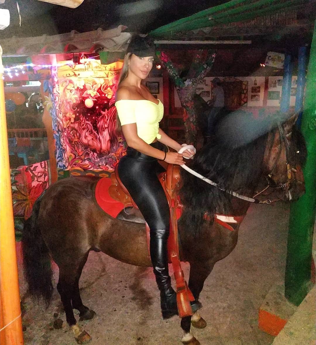 Caballos Cowgirl Riders Horse Movies: youtu.be/XjRyDxyfnEU # #horse #caballeros #RiderAlert #texicanas #USA #ridingqueen #animalart #animallover #westernstars