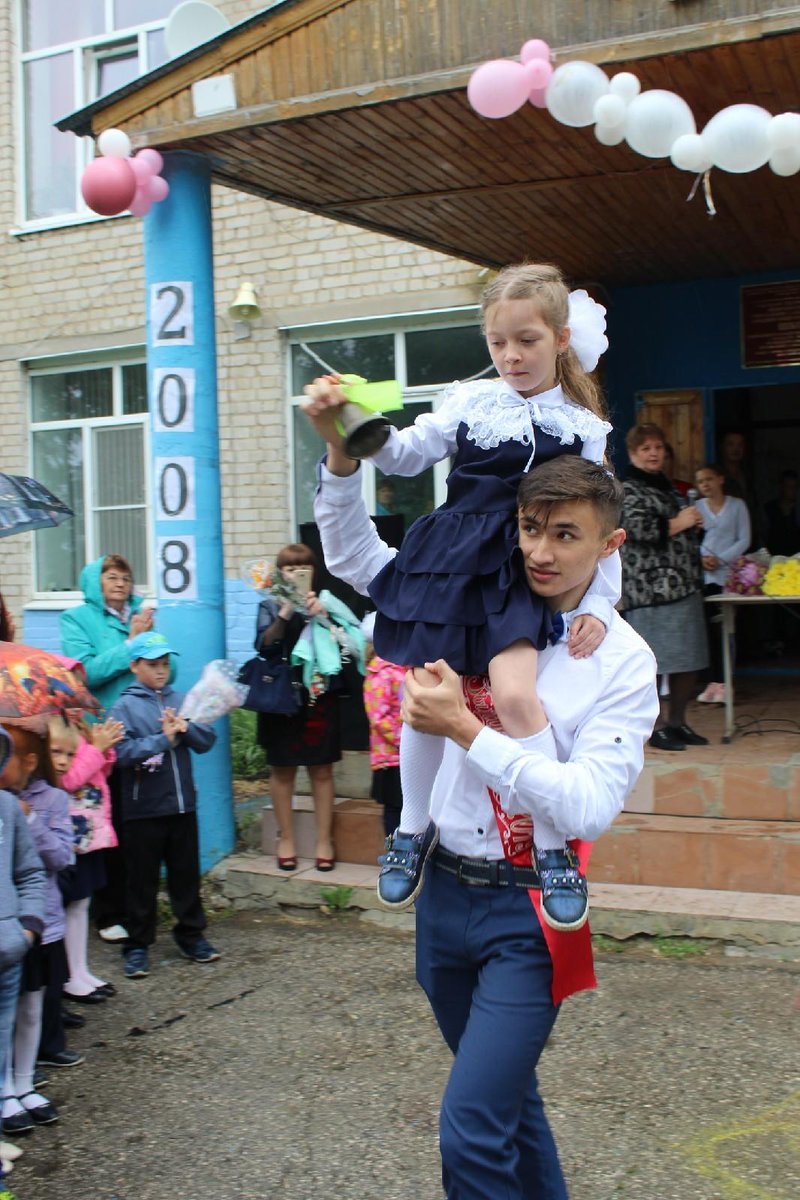 24 мая в нашей школе отзвучал Последний звонок! Последний звонок - это самый впечатлительный, самый незабываемый момент из всех школьных праздников. Последний звонок - символ окончания прекрасной школьной поры.