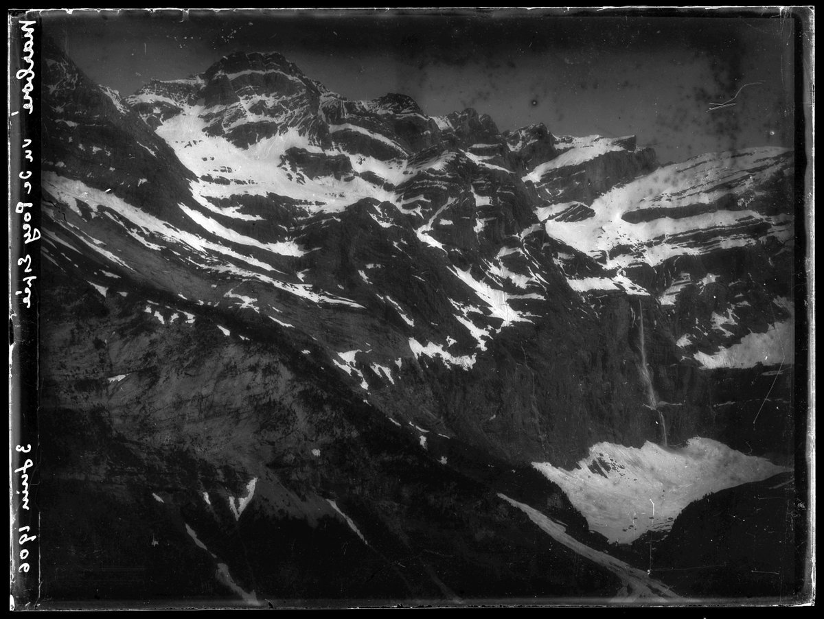 ToulouseArchive's tweet photo. 3 juin 1906 | Chanceux, ceux-là prolongent leur week-end de l'Ascension dans les #Pyrénées à #Gavarnie ☀️🏔️
Cliché abbé #LudovicGaurier
⛏️ https://t.co/LTJngSoUfz

#ExploreArchives #Pyrénéisme #Ascension #AlpenStock #CanotieretVoilette #Marboré https://t.co/OaGhDfKHzA