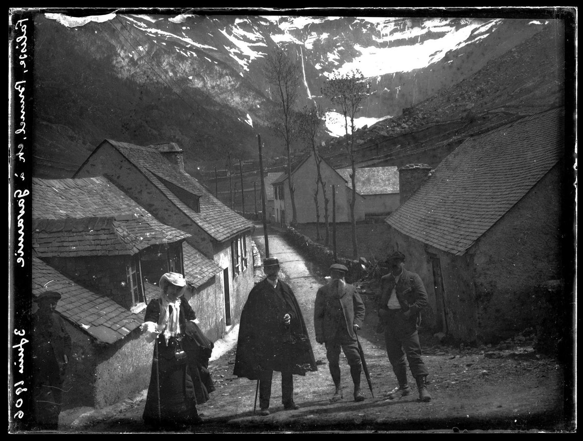ToulouseArchive's tweet photo. 3 juin 1906 | Chanceux, ceux-là prolongent leur week-end de l'Ascension dans les #Pyrénées à #Gavarnie ☀️🏔️
Cliché abbé #LudovicGaurier
⛏️ https://t.co/LTJngSoUfz

#ExploreArchives #Pyrénéisme #Ascension #AlpenStock #CanotieretVoilette #Marboré https://t.co/OaGhDfKHzA