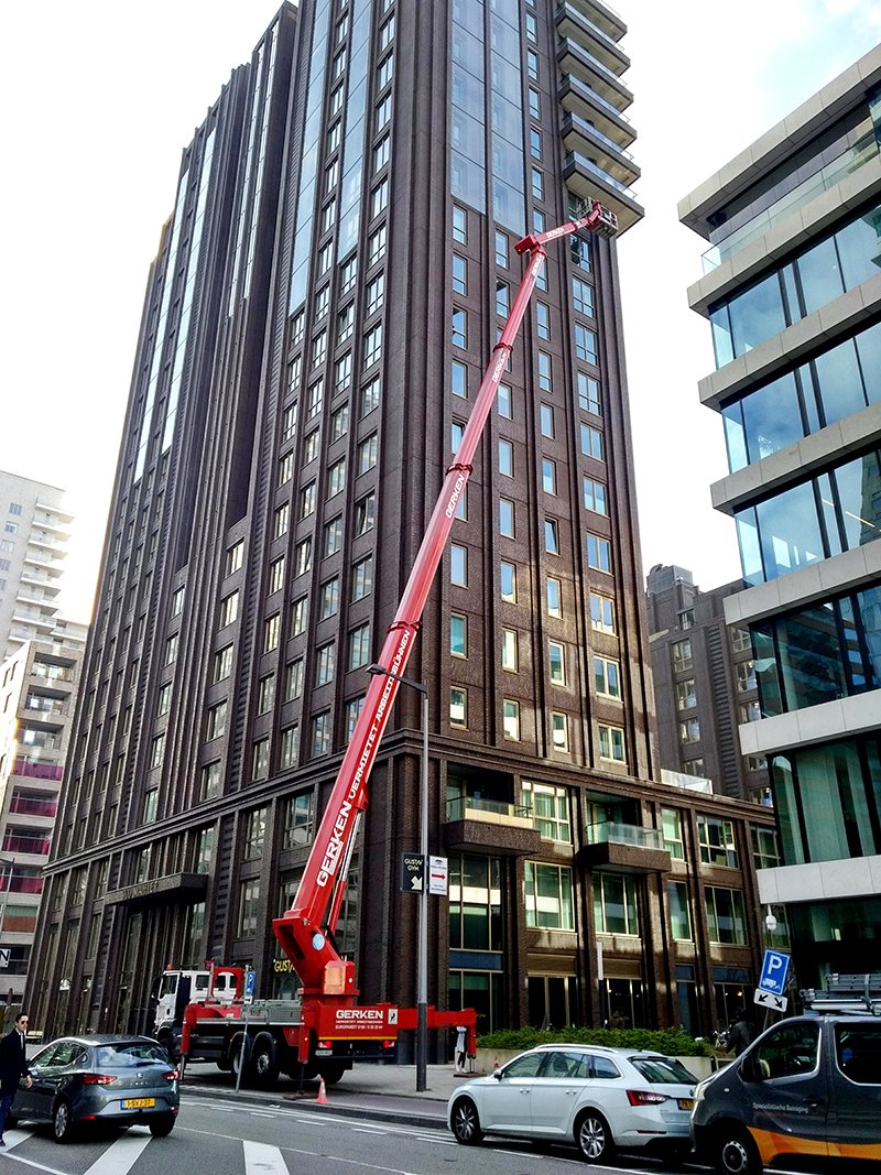 Veilig en efficiënt glazen wassen in de Zuidas op 54 meter hoogte.
#vrachtwagenhoogwerker #glazenwassen #Gerken #zuidas #Amsterdam