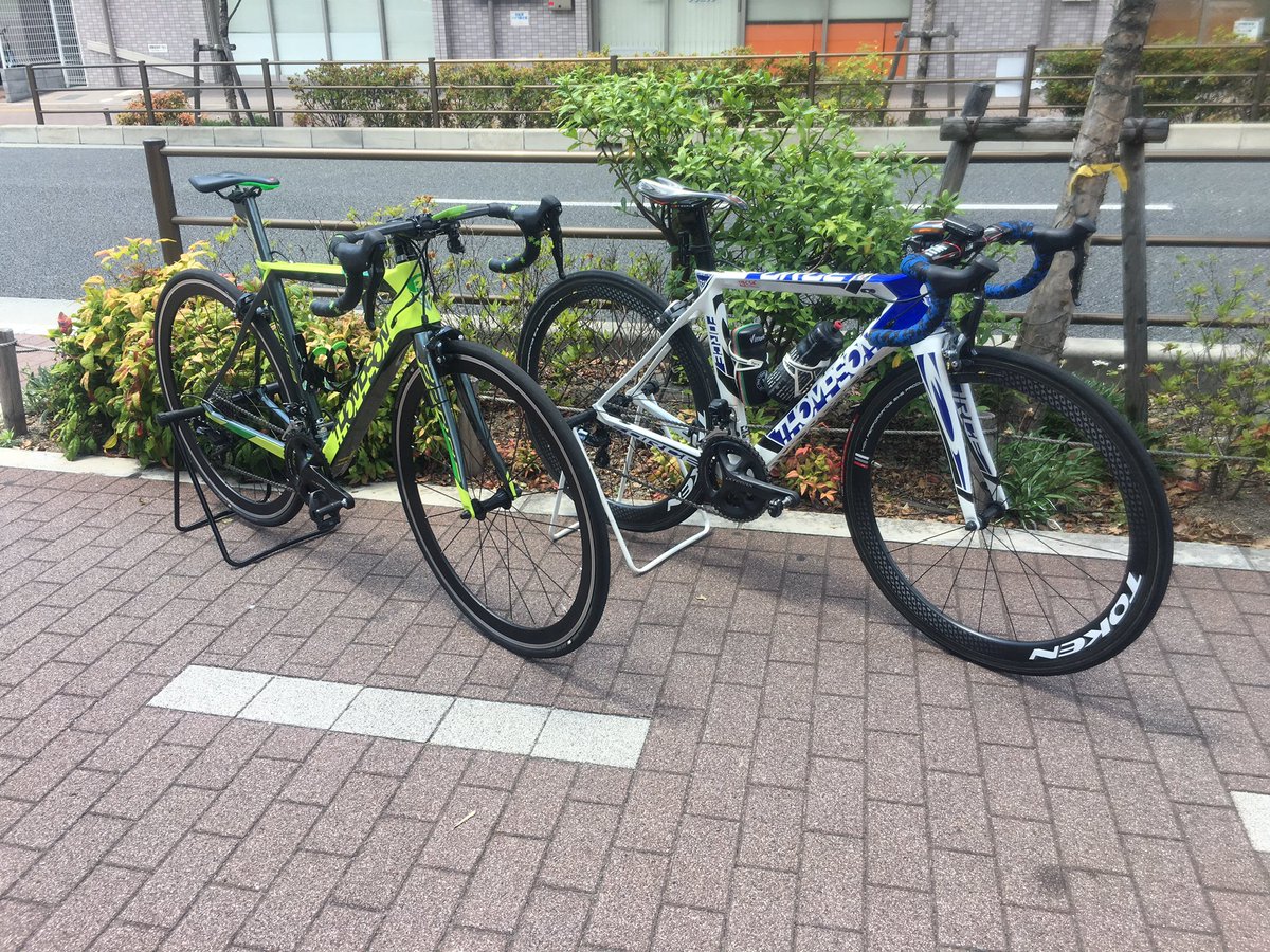 cskanzaki's tweet photo. 某スタッフの愛車トンプソン フォースと同じ車体のお客様がご来店されましたので並べて撮影しちゃいました、ええ、、、そうです仕事そっちのけの個人的趣味ですσ(^_^;)
2台並ぶ事珍しいですから仲間募集中です^ ^
https://t.co/AvANCeaSMG
#thompsonbikes https://t.co/sn1Xc0X7hx