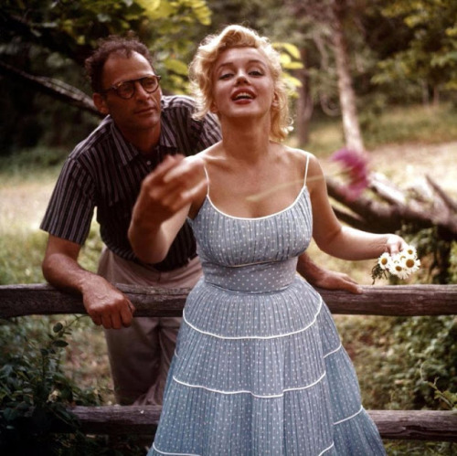 Marilyn Monroe and Arthur Miller photographed by Sam Shaw, 1957. 😍
#VintageBeauties #MarilynMonroe #PhotoOfTheWeek #photographysouls
