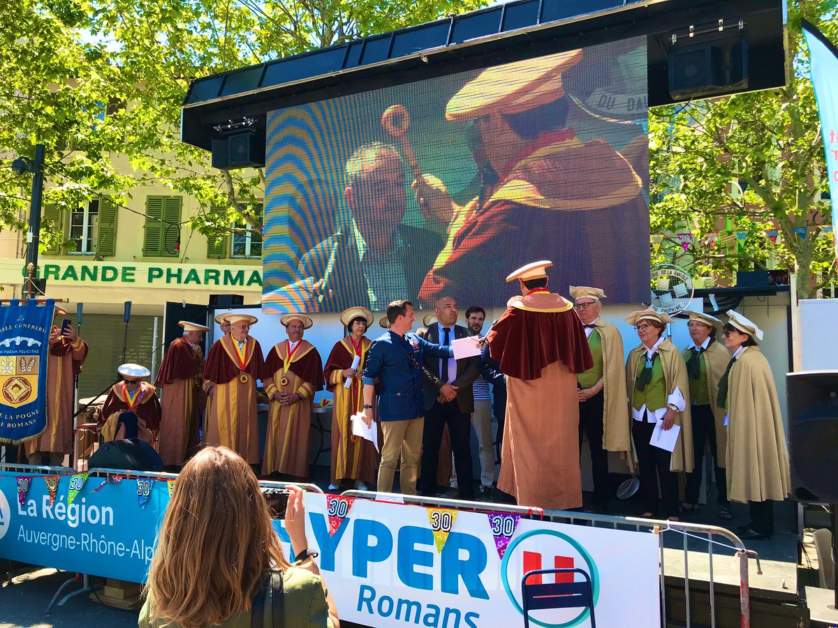 MH_Thoraval's tweet photo. Hier s’est achevée avec succès cette 30ème édition ensoleillée de la Fête de la #Pogne et de la #Raviole avec notamment les intronisations par les confréries de #Dave et de @GregCuilleron. #FPR2019 #fiersderomans https://t.co/HmA2aIADIs