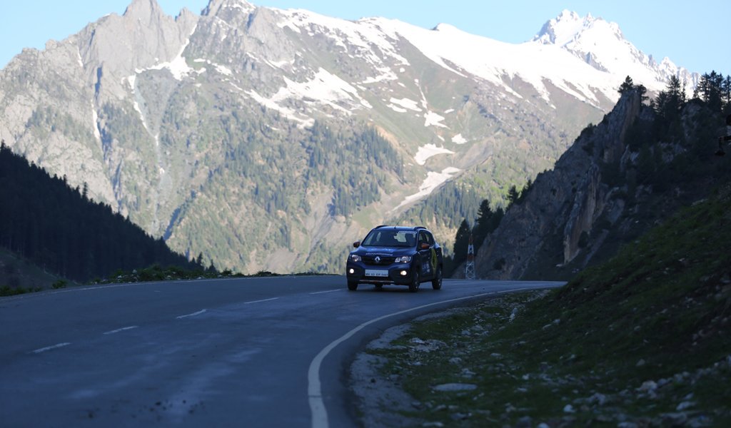 evoIndia's tweet photo. The #Kwid has faced unique challenges from Koteshwar, Kanyakumari, Kibithoo and Kargil and it has handled all of them with ease
.
#IndiaDiamondTrail We drove the Kwid through paradise on our way back from Srinagar to Jammu
.
Read more https://t.co/3cftWGy2Y2 https://t.co/PEXEcPQ5nk