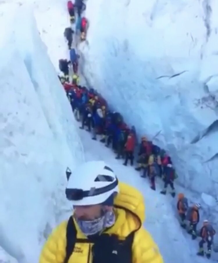 Milla_Bee's tweet photo. También hay colas para coronar la cumbre del everest #ThanosDidNothingWrong https://t.co/apMFG100bN