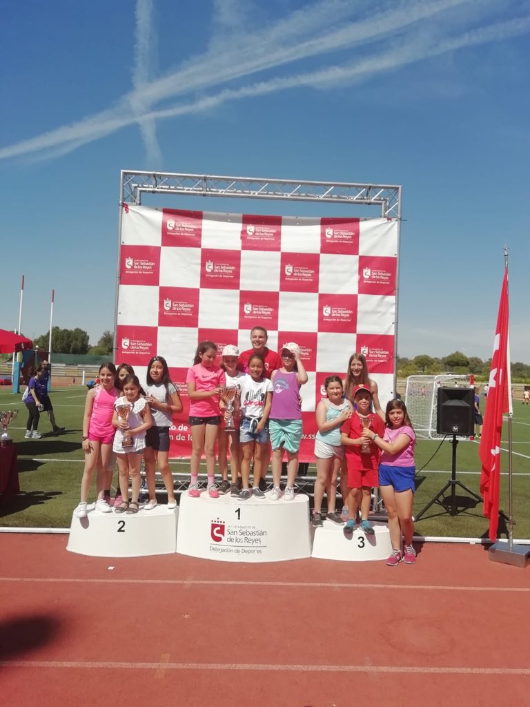 voleysanse's tweet photo. ¡Feliz lunes ☀️ #sansers! 

Imágenes de felicidad pura en el podium de la #FiestadelDeporte2019 de @sansecomunica 

#CVSomos🔴⚪️
#CVSentimientoDePertenencia
#CVStaff https://t.co/jA6twujEgm