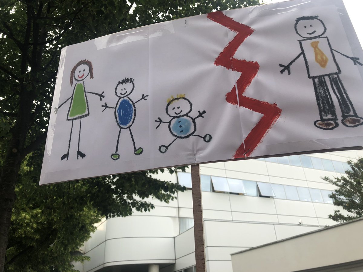 AudreyLive14's tweet photo. Ce matin aux côtés de la famille de Kaci GUERMAH avec +de150 Quatorziens mobilisés, parents d’élèves, bénévoles du centre social Didot, Ligue des droits de l’Homme, élus du 14e, pour demander au Préfet des HautdeSeine sa libération de centre de rétention et sa non expulsion https://t.co/EsD0kUjPT8
