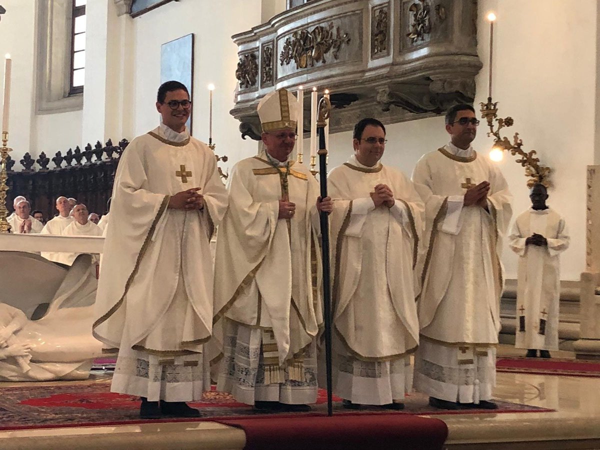 Claudio Cipolla A Chi E Disorientato Il Testimone Della Speranza Indica Non Cos E La Speranza Ma Chi E La Speranza La Speranza E Cristo E Si Indica Logicamente Attraverso Una