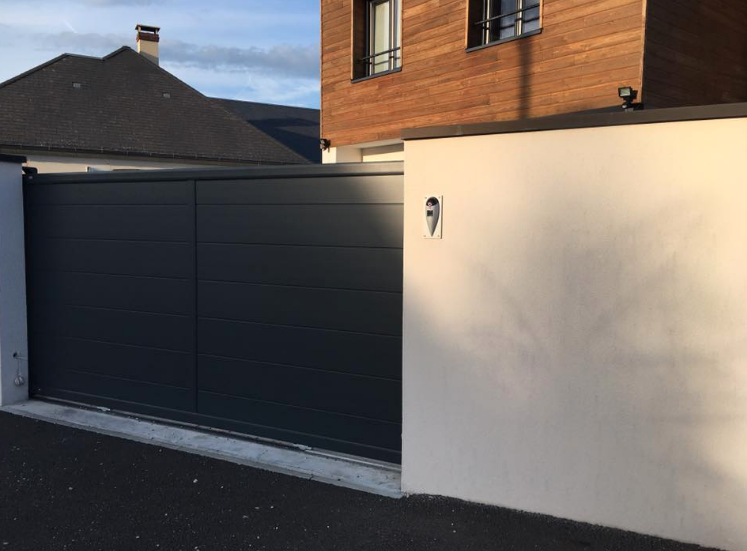 Hi) s'installe partout et vous permet d'accueillir vos visiteurs depuis votre smartphone et d'ouvrir le portail à un livreur par exemple.  Merci à Emmanuel pour cette jolie photo. #domotique #smarthome #interphone #portail #securite
