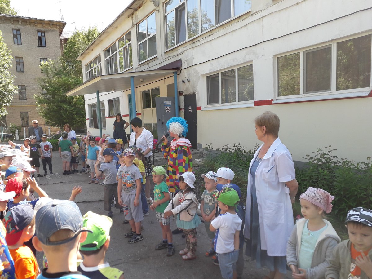 3 июня мы провели весёлый праздник "Летний ералаш"! Песни, игры, конкурсы, сладкие призы-вот как здорово мы живём! Уважаемые педагоги и помощники воспитателей, благодарю за работу! 
С ув, Павел Владимирович.