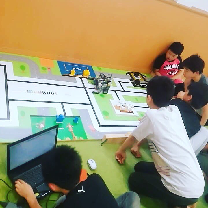 ShenronTsky's tweet image. 虎の穴で学んだ事を中学生メンバーが検証し、わかりやすく小学生メンバーに伝えていきます。
今年の #WRO  は結果はもちろん、次世代のメンバーへ技術の #TSKY (襷) を繋いで行くことも大きなテーマです。
#mindstorms #lego