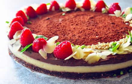gurmevegan's tweet photo. beautiful wreath cake for #midsommar takes her place in my “Green & Awake” Gourmet Raw Cookbook. Have a great weekend to all. ❤️
https://t.co/ngJ3rM0gs4
.
#rawcake #rawfood #rawchef #rawveganrecipes #rawvegancake #rawcakevibes #bestofvegan #gurmevegan #govegan #gourmetfood https://t.co/nfGU2bQhad