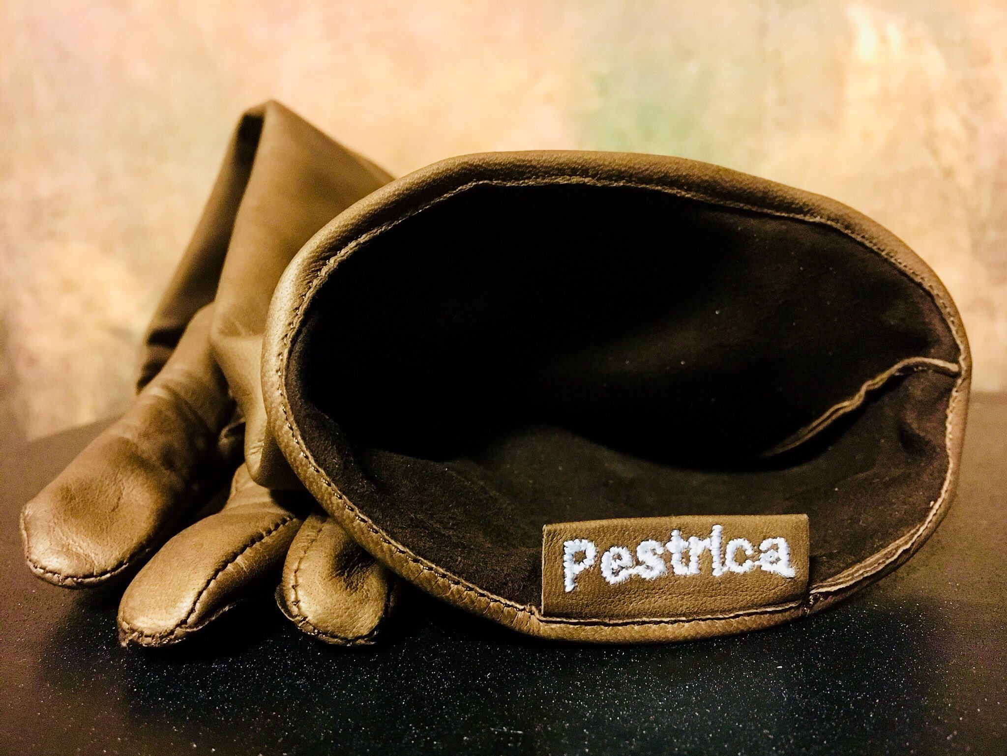 Pestrica ペストリカ そういえば オーダー革手袋の専門店 ブロッサム さんの実店舗に伺い 私専用の パフォーマンス用ロング革手袋 を作っていただきました 生地が薄くスマホ操作もできる上 輪っかもちゃんと回せる 8 8 私の名前まで