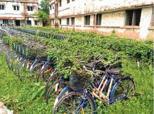 Setukirttanis's tweet photo. Congrats of world bicycle day to the honourable CM @MamataOfficial
In the state of #Cindicate common public want to know what is the price of "Sabuj Sathi" cycle?Whose company get the order to make these cycle?
Why have to go to the garraze before destination?
#WorldBicycleDay https://t.co/5q6OiJull7