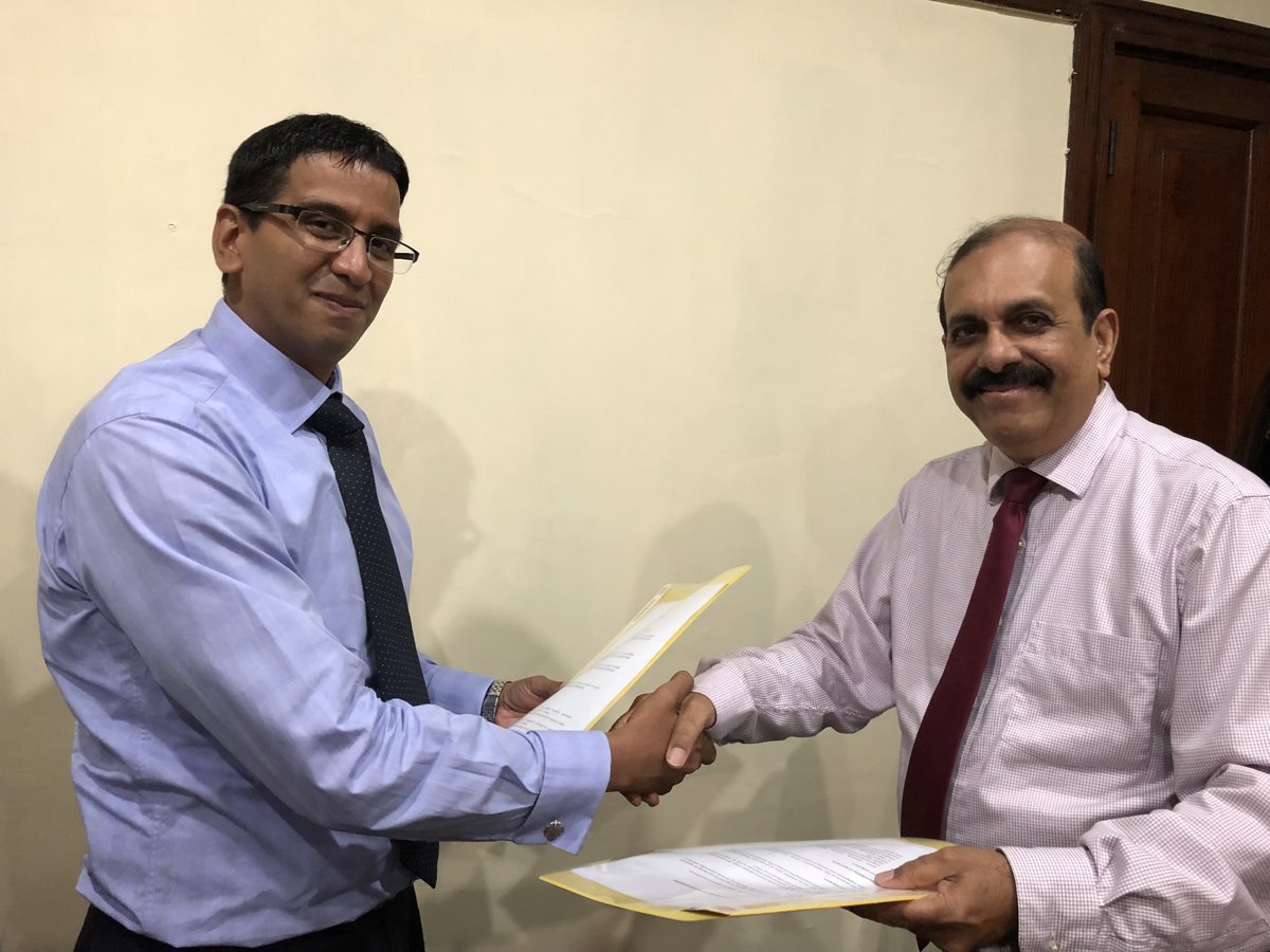 SLIDiod's tweet photo. SLID Chairman @preethijayai  and CFA Society Sri Lanka President Zaffar Jeevunjee sign an MOU to collaborate on areas of interest to members of both institutions. @AbeysuriyaRavi https://t.co/RsTZmC5Fok