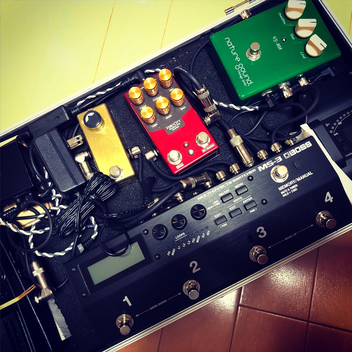 r_yasuma's tweet photo. スイッチャーを導入‼︎
サイズも小さいし、マルチエフェクター内蔵のスグレモノ!
#boss #ms3 #multieffectsswitcher #verocity #frdb2 #highgainexpander #naturesound #vs808 #shure #glxd6 #mooer #freestep #freethetone #pt3d #solderlesscable #sl8s #sl8l #cu416 https://t.co/tpFB4DkrPI