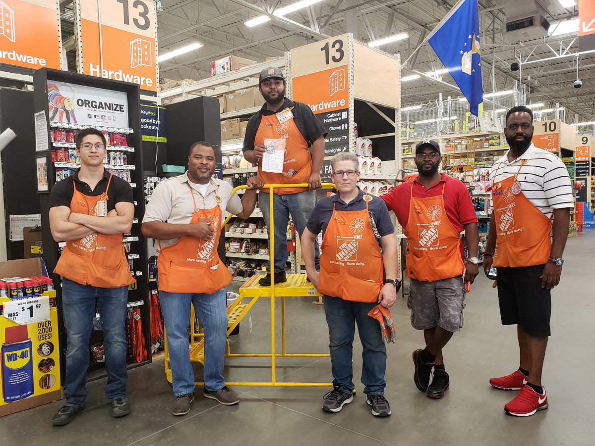 hd6848's tweet photo. 🎉🎉MASM Korey recognizing our newly prompted D25 DS Aaron on Creating Shareholder Value. Thank you for all you do Aaron🎉🎉 @rch20811 @TonyaMedina_THD @ASummers_HD @daniel_opene1 @Carell_R @ChrisBergHD https://t.co/OS2F3k4hGc