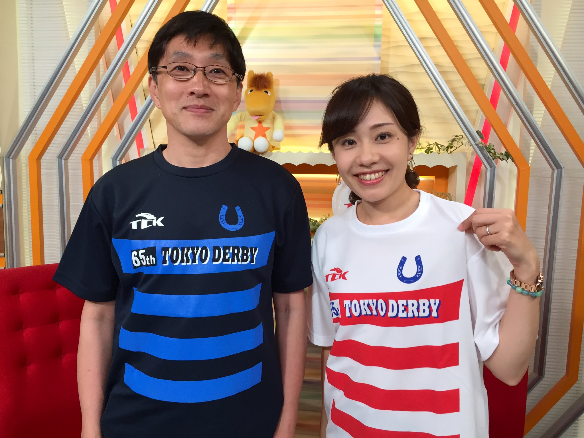 東京シティ競馬 Tck 東京ダービーまであと2日 ダービー開催ということで ダービー 当日までスタジオのキャスターさんと解説者さんも東京ダービーtシャツを着用しての出演です 東京ダービー19 を付けてツイートすると 東京ダービーtシャツが