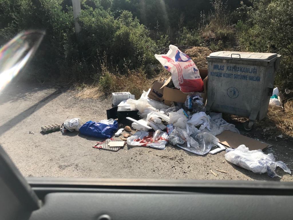 Her gün bu görüntüye maruz kalıyoruz. Yer: Meşelik/ Kuyucak <a href="/BodrumBel/">Bodrum Belediyesi</a> <a href="/MilasBelediyesi/">T.C. Milas Belediyesi</a>