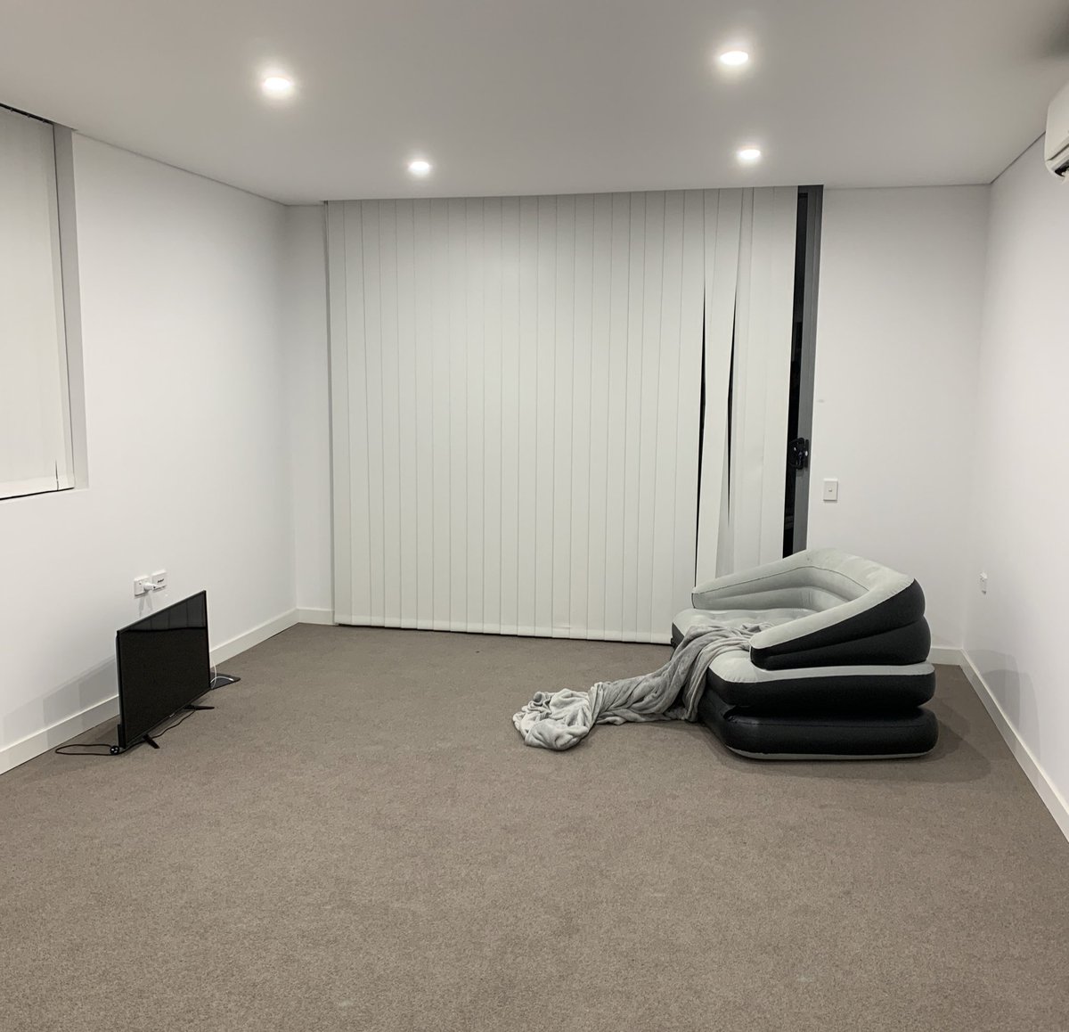 Fresh's tweet image. Finally got some furniture in the living room 😎🥒