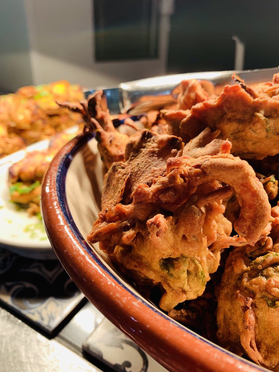 Healthfoodjade's tweet photo. Strong start to the week🙌🏽 Indian street food, tandoori chicken wraps, chicken tikka skewers, red onion and spinach bhajis, fried paneer curry and a vegan butternut squash curry! Smashed it! #WeLoveThisBusiness #LondonStoreys #streetfood #rubymurry @SamHemlin #lunch https://t.co/SC0bnsB3DK