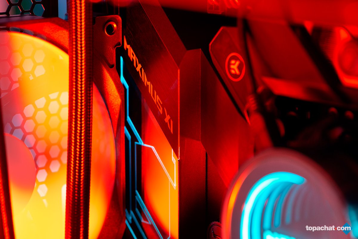 TopAchat's tweet photo. @IntelFrance @ASUS_ROG_FR @HyperXFrance @ViewsonicFR @ROCCATFrance Pour la #ConfigFinale, on a fait appel à une carte mère qui envoie du gras ! La @ASUS_ROG_FR MAXIMUS XI FORMULA ! #20AnsTopAchat 

https://t.co/fe99GPmouB

Participe ici
https://t.co/3Orjh5ZKFe https://t.co/HSfggPkYEZ