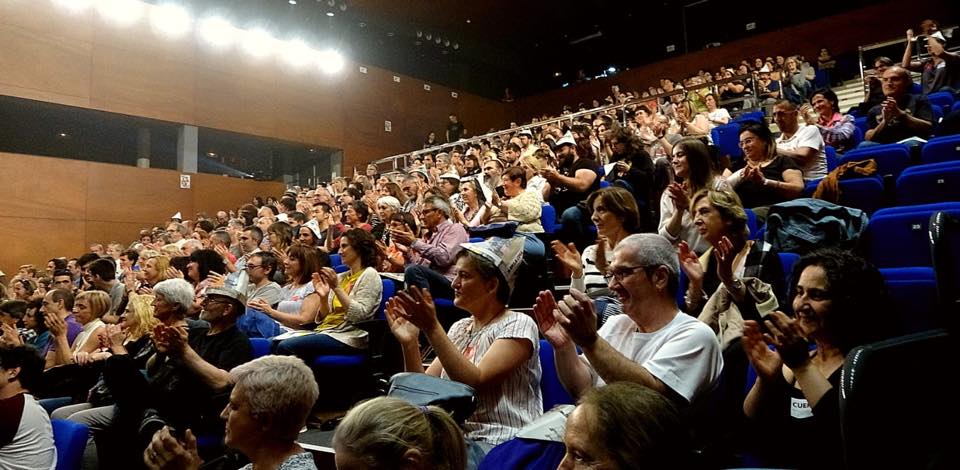 adosteatroa's tweet photo. Última función de ‘Que nadie camine por mi mente con los pies sucios’: muchas emociones y mucho agradecimiento al público que abarrotó el teatro de la Casa de Cultura de Burlada!!!
#adosteatroa #acronicaproducciones #innovacultural2018 https://t.co/FbvBrTLmAS