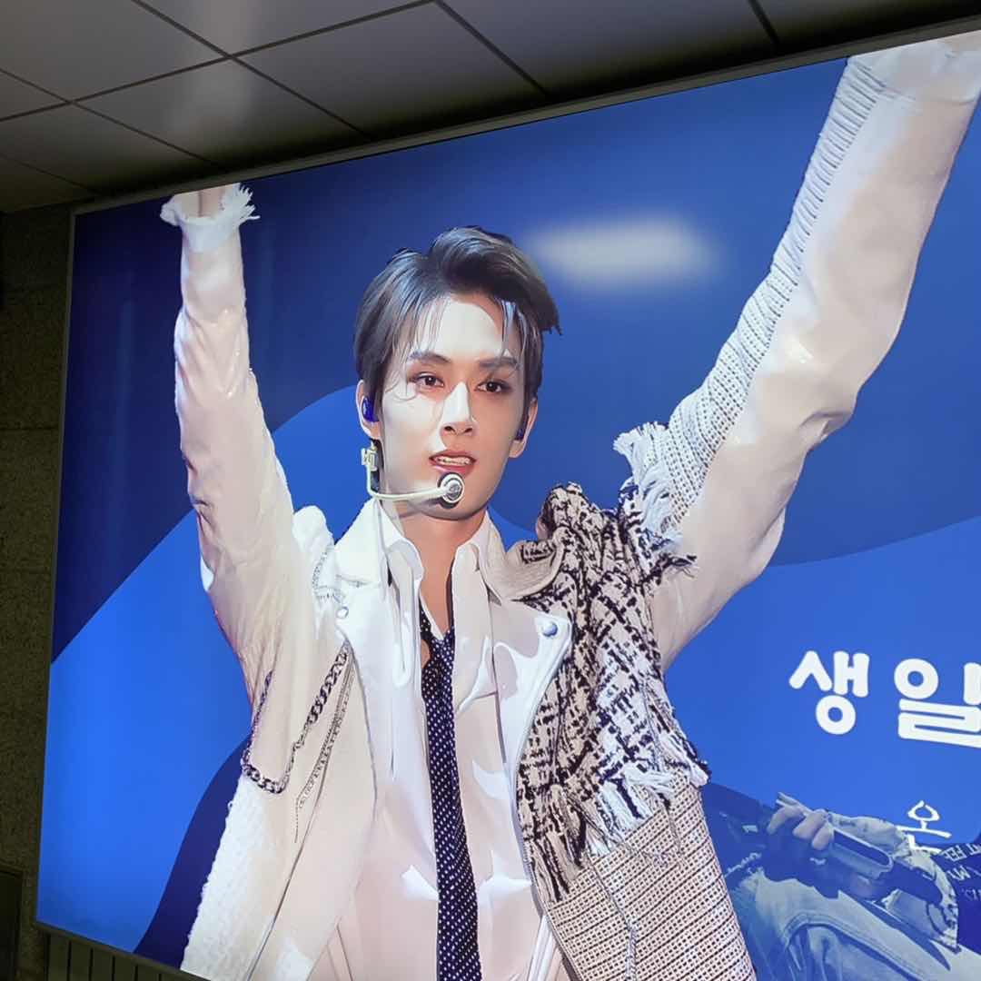 JunbarCN's tweet photo. 홍대입구역 굉고 나왔어요~@_LILYCROWN 님의 사진을 다시 한 번 감사드립니다~🐱
#HAPPY_JUN_DAY 
#2019HAPPY_PRINCE_JUN_DAY https://t.co/SGt3JsHzls