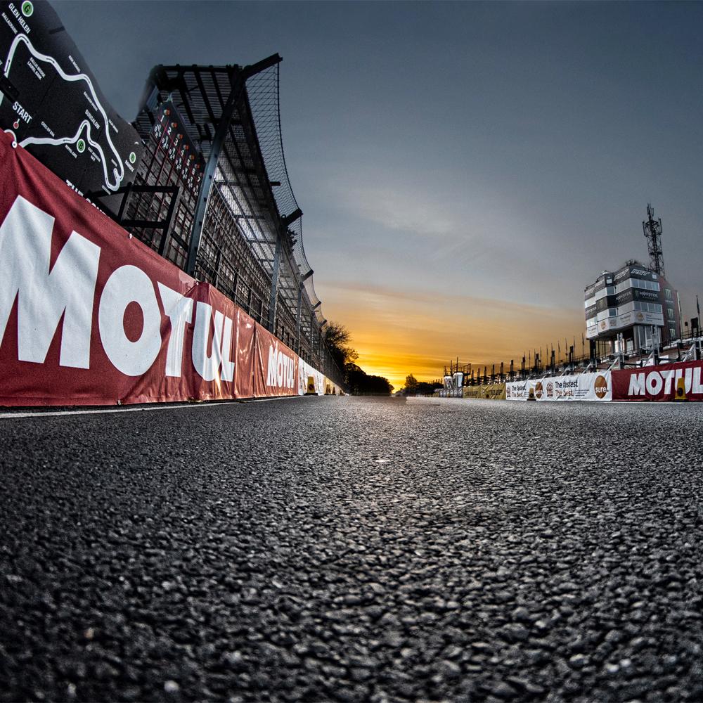 Motul_uk's tweet photo. The sun is shining on the first race day of the @ttracesofficial.
#MOTUL #MOTULoil #MOTULpower #IOMTT #LoveTT #RoadRacing https://t.co/pilCwYBWFa