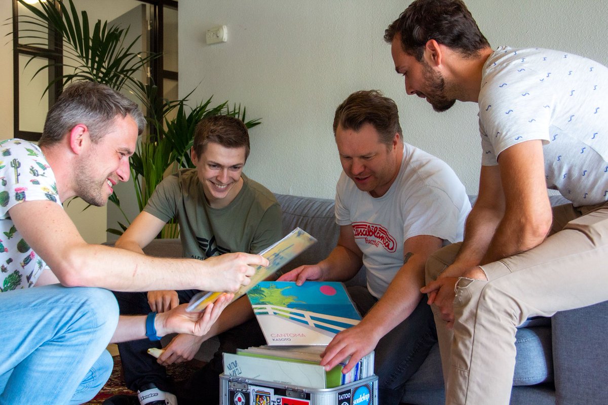 🎶 Even voorstellen: Rutger Zandman. Vroeger wilde hij deejay worden bij Radio 3, dat heet nu 3FM, maar dat lukte niet en nu werkt hij bij ons als grafisch vormgever.

Lees het hele interview met Rutger: 
🌏: hubs.ly/H0j1S_s0