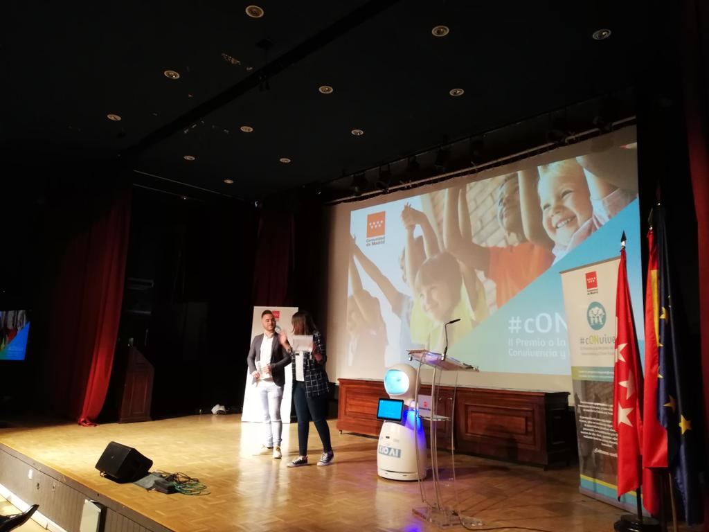 Magisnet's tweet photo. Sara y Emyl de @MegaStar comparten escenario con Snow, el robot presentador de #Kioai. Suerte a los ganadores! https://t.co/NAgrOXRCvY