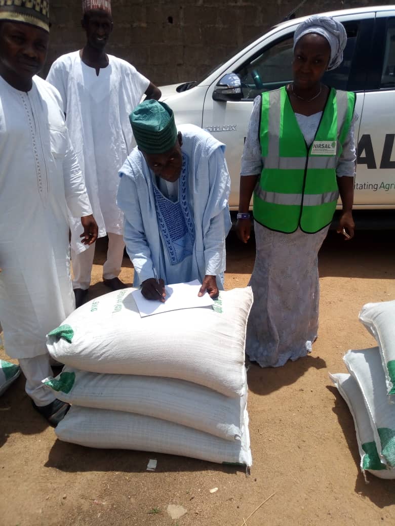 nirsalconnect's tweet photo. Last Friday, Rice Farmers in Garin Dau, Warawa LGA of Kano State who are under the Kurawa Saada ticket of the NIRSAL-administered Anchor Borrowers’ Programme (ABP) received certified rice seeds for cultivation this wet season.
#InputDistribution #CBN #ABP #rice #smallholders https://t.co/vOCNtvvOk0