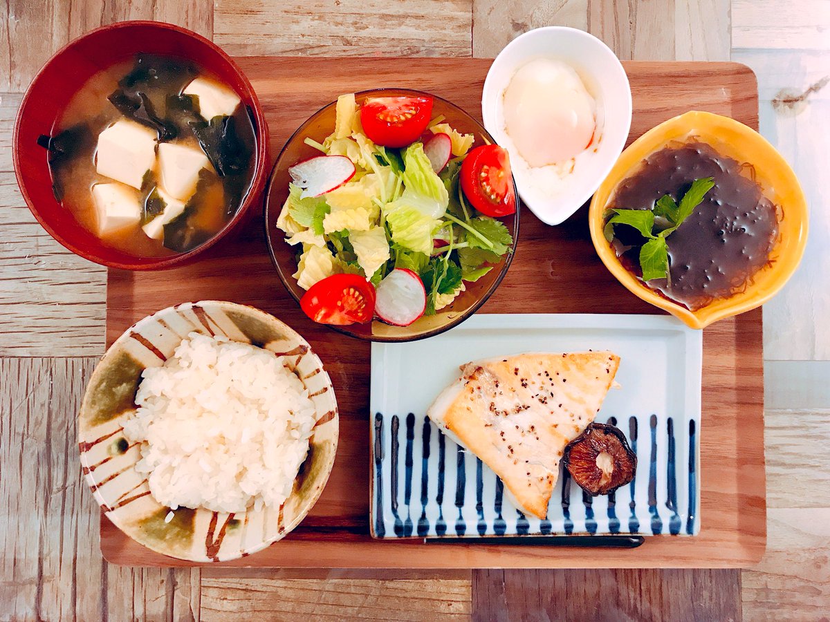 山川みさ در توییتر カジキと椎茸のグリル もずく酢 温泉卵 二十日大根のサラダ 豆腐とわかめのお味噌汁 魚の主菜に温泉卵を添えると とたんに 旅館の朝ごはん の雰囲気に 自炊 家庭料理 晩御飯 夕飯 料理 手作り 定食 和食 魚料理