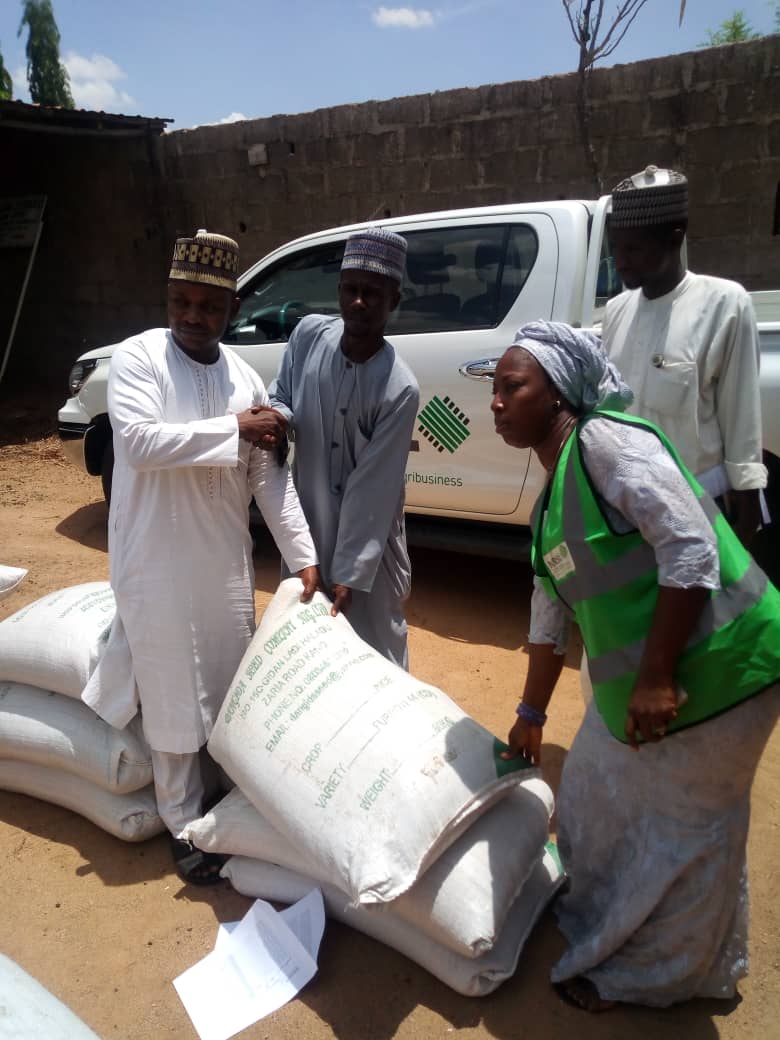 nirsalconnect's tweet photo. Last Friday, Rice Farmers in Garin Dau, Warawa LGA of Kano State who are under the Kurawa Saada ticket of the NIRSAL-administered Anchor Borrowers’ Programme (ABP) received certified rice seeds for cultivation this wet season.
#InputDistribution #CBN #ABP #rice #smallholders https://t.co/vOCNtvvOk0