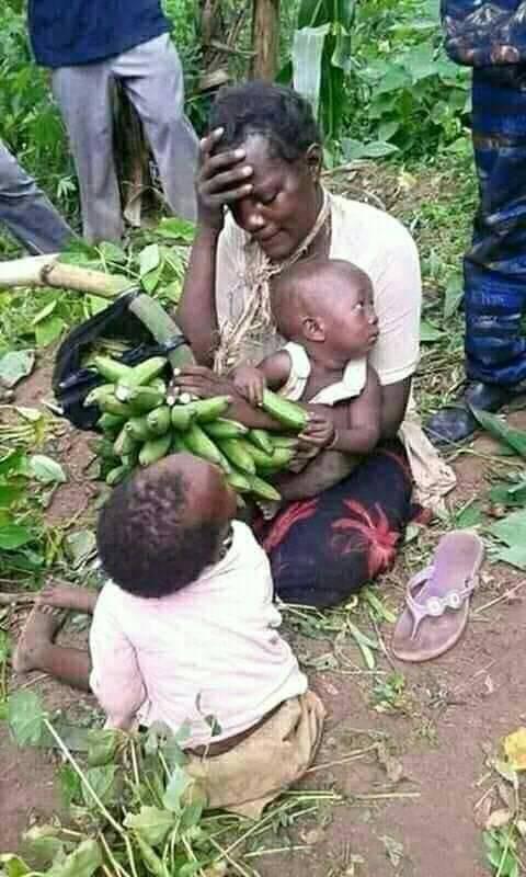 ManderaBlogger's tweet photo. SO HEART-BREAKING 😢😢😢

This unknown woman was caught stealing bananas and she admitted doing so to feed her hungry children.

She was later on tied up by a month and beaten up. https://t.co/v1PAjeGGTw